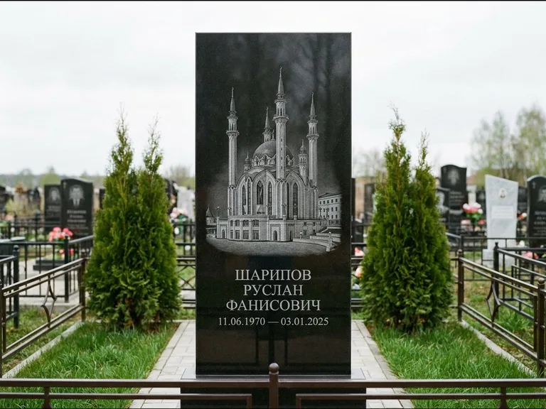 Мусульманский памятник с гравировкой мечети — мечеть Кул-Шариф на обороте стелы, работа «Шарипов» в Сургуте