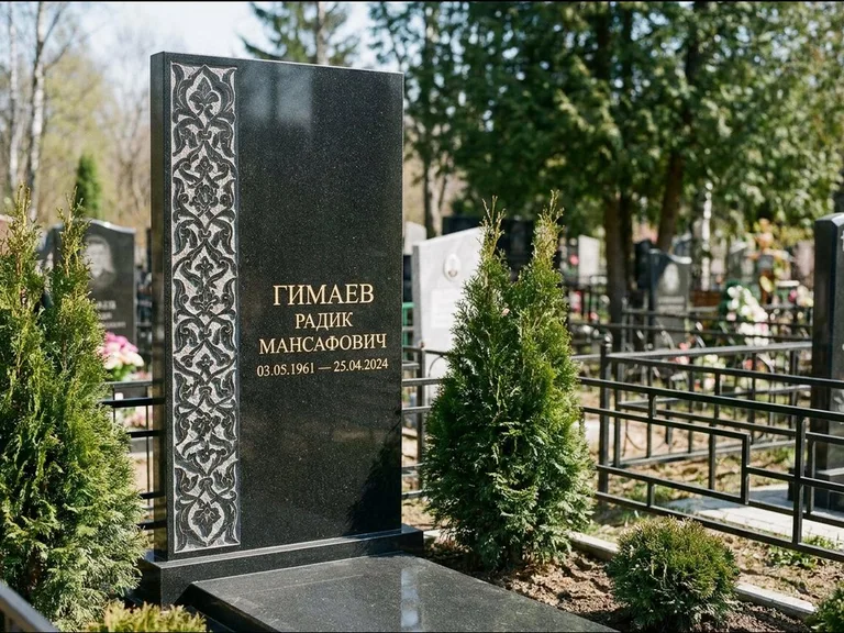 Мусульманский памятник — колонна ислими по краю стелы, работа «Гимаев» в Сургуте