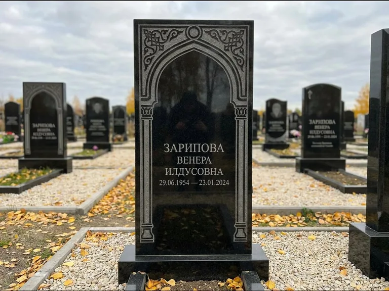 Мусульманский памятник: фигурная стела с михраб-нишей — гравировка мечети в михраб-арке с орнаментом, светлая гравийная отсыпка, работа «Зарипова» в Сургуте