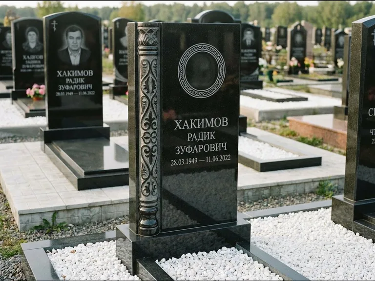 Мусульманский памятник: стела с боковой резной орнаментальной колонной — детализированная гравировка мечети Кул-Шариф, белая мраморная крошка, работа «Хабибуллин» в Сургуте