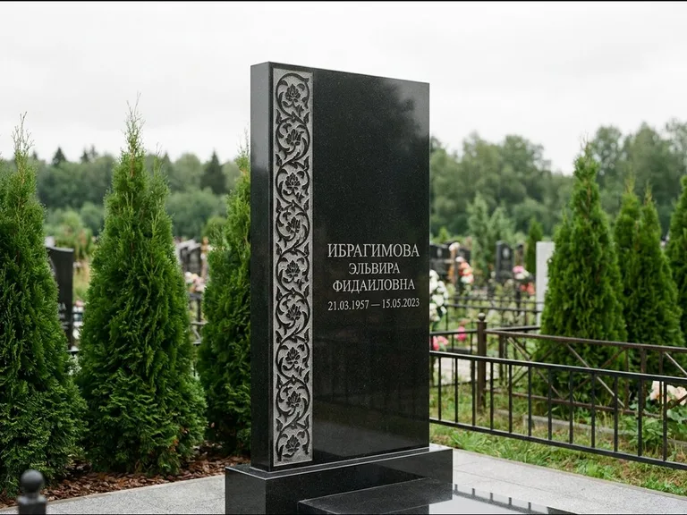 Мусульманский памятник — колонна ислими по краю стелы, работа «Ибрагимова» в Сургуте