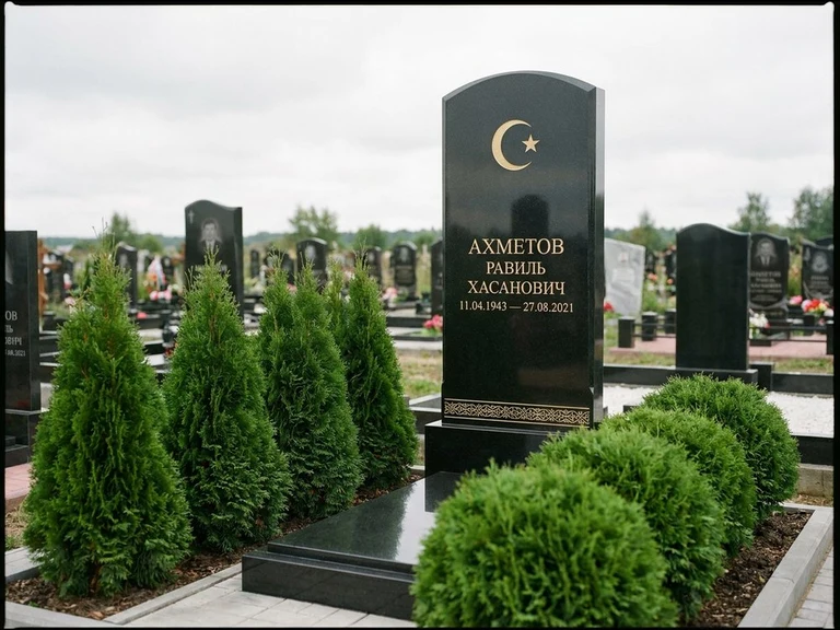 Гравировка полумесяца на памятник в Сургуте — памятник из чёрного гранита с гравировкой