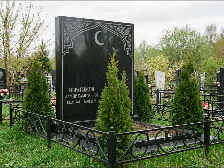 Памятник с гравировкой полумесяца — гравировка полумесяца в восточной арке с орнаментом, работа «Ибрагимов» в Сургуте