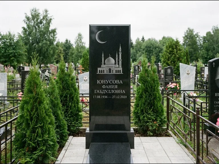 Памятник с гравировкой полумесяца — гравировка полумесяца над силуэтом мечети, работа «Юнусова» в Сургуте