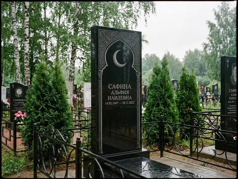 Памятник с гравировкой полумесяца — гравировка полумесяца в восточной арке с орнаментом, работа «Сафина» в Сургуте