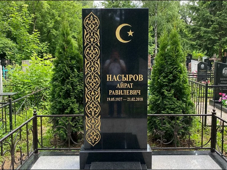 Памятник с гравировкой полумесяца — золочёный полумесяц и колонна растительного орнамента-ислими, работа «Насыров» в Сургуте