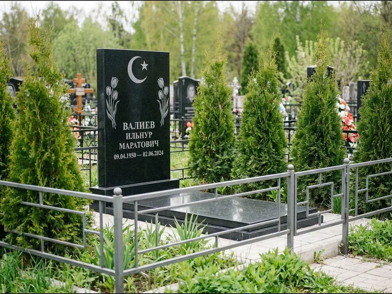 Памятник с гравировкой полумесяца — гравировка полумесяца со звездой и тюльпанами по бокам, работа «Валиев» в Сургуте