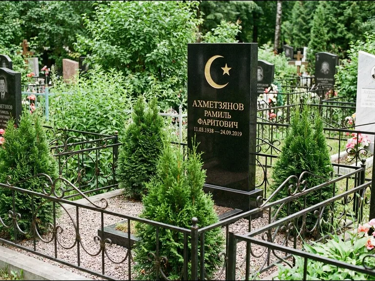 Памятник с гравировкой полумесяца — золочёная гравировка полумесяца со звездой в верхней части с, работа «Ахметзянов» в Сургуте