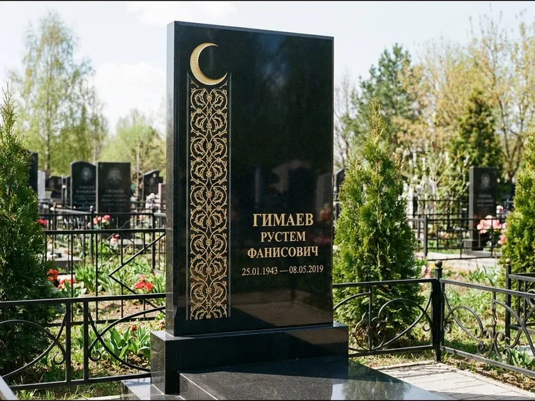 Памятник с гравировкой полумесяца — золочёный полумесяц и колонна растительного орнамента-ислими, работа «Гимаев» в Сургуте