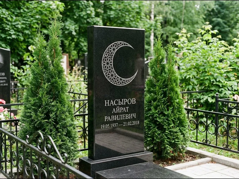 Памятник с гравировкой полумесяца — гравировка полумесяца в геометрическом орнаменте-гирихе, работа «Насыров» в Сургуте