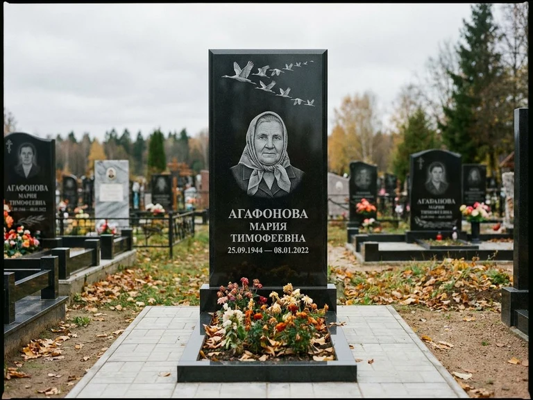 Гравировка журавлей на памятник в Сургуте — памятник из чёрного гранита с гравировкой