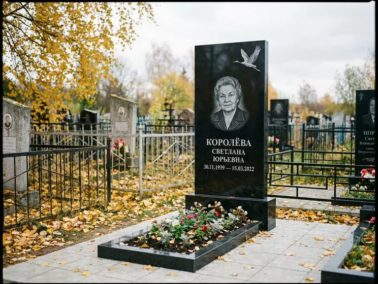 Памятник с гравировкой журавлей — белая гравировка клина журавлей, уходящего в верхний угол ст, работа «Королёва» в Сургуте