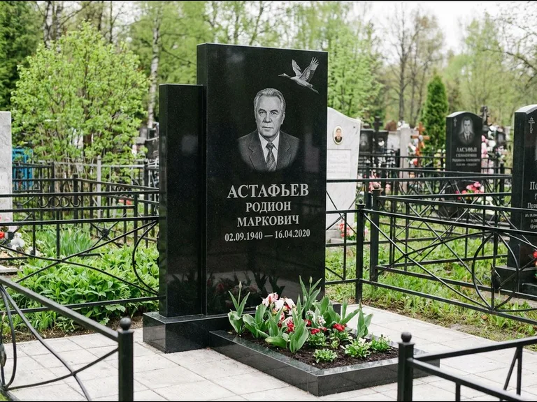 Памятник с гравировкой журавлей — гравировка одиночного летящего журавля над портретом, работа «Астафьев» в Сургуте