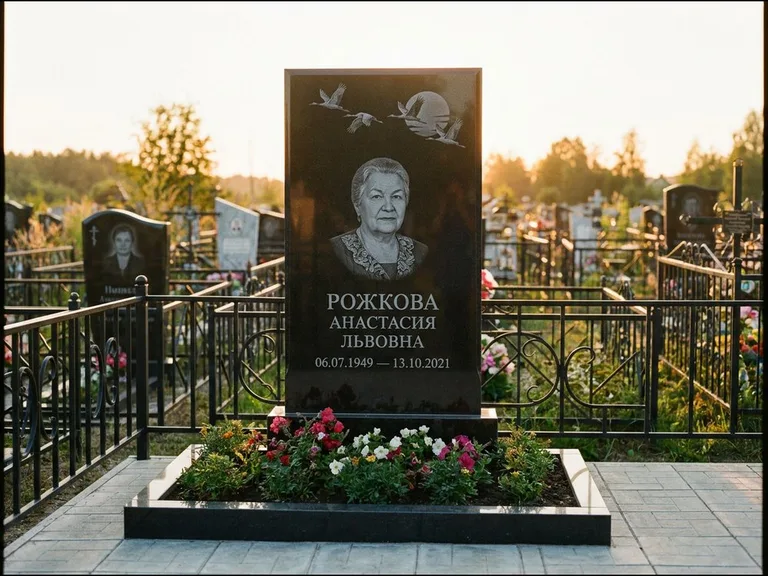 Памятник с гравировкой журавлей — гравировка клина журавлей на фоне солнечного диска, работа «Рожкова» в Сургуте