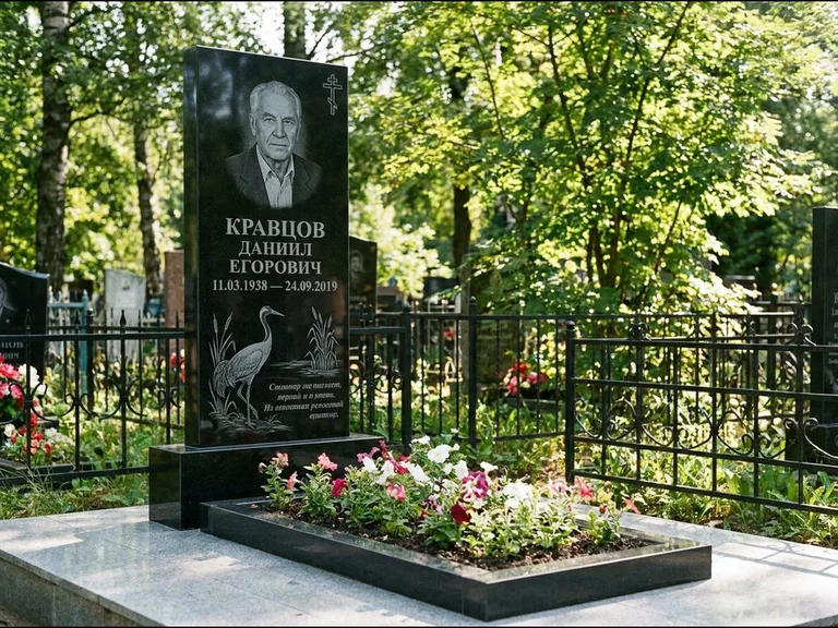 Памятник с гравировкой журавлей — гравировка журавля у камышей рядом с эпитафией, работа «Кравцов» в Сургуте