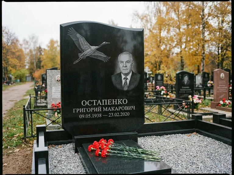 Памятник с гравировкой журавлей — гравировка журавлей, работа «Остапенко» в Сургуте