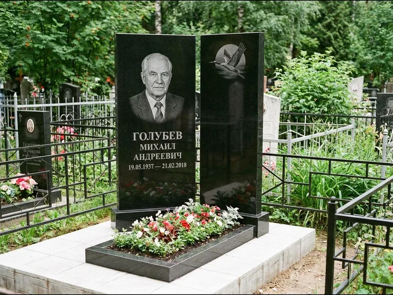 Памятник с гравировкой журавлей — гравировка клина журавлей на фоне солнечного диска, работа «Голубев» в Сургуте