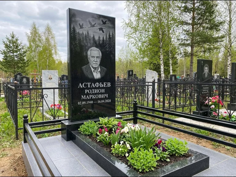 Памятник с гравировкой журавлей — гравировка силуэтов журавлей над еловым лесом, работа «Астафьев» в Сургуте