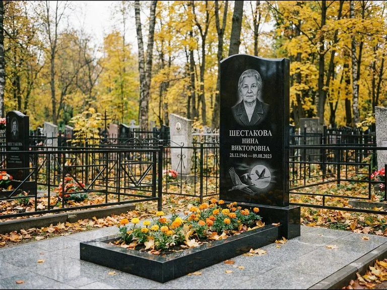 Памятник с гравировкой журавлей — гравировка клина журавлей на фоне солнечного диска, работа «Шестакова» в Сургуте