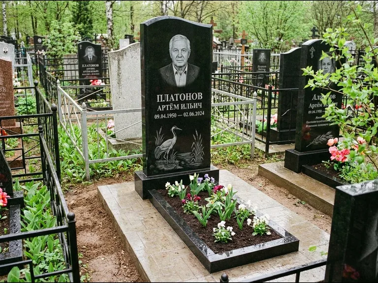 Памятник с гравировкой журавлей — гравировка журавля у камышей рядом с эпитафией, работа «Платонов» в Сургуте