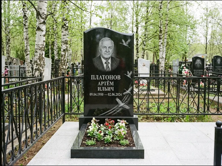 Памятник с гравировкой журавлей — гравировка трёх журавлей по диагонали через свободное поле с, работа «Платонов» в Сургуте