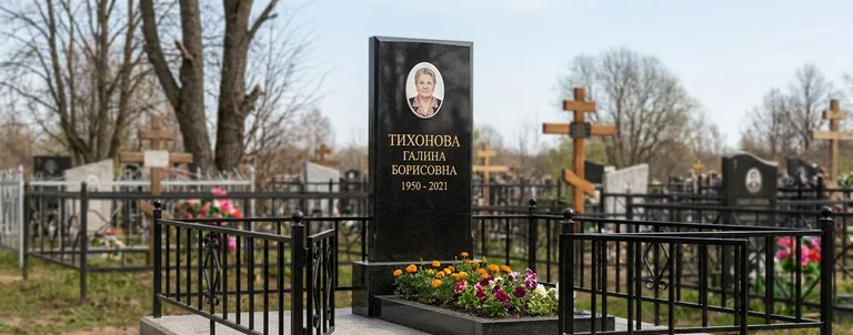 Семейный (двойной) памятник, Пример гранитного памятника с цветником и гравировкой работы мастерской «Мастер Каменев»