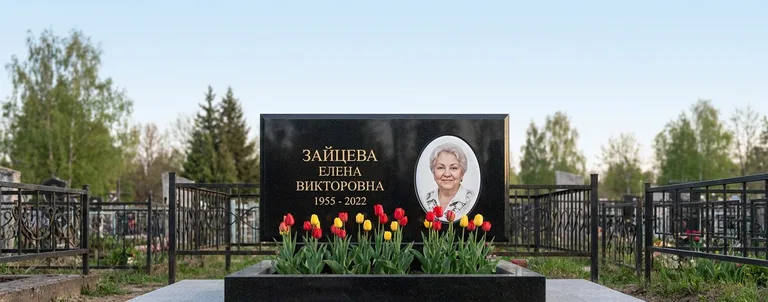 Памятник с цветником, Пример гранитного памятника с цветником и гравировкой работы мастерской «Мастер Каменев»