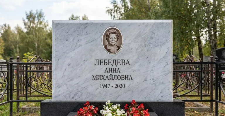 Гранитный памятник с портретом, Пример гранитного памятника с цветником и гравировкой работы мастерской «Мастер Каменев»