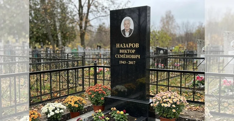 Памятник с художественной гравировкой, Пример гранитного памятника с цветником и гравировкой работы мастерской «Мастер Каменев»