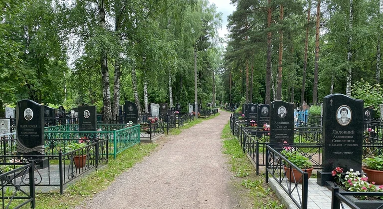 Памятники на Кузьминском кладбище в Москве