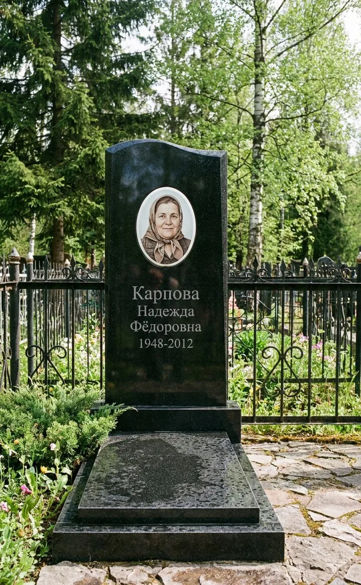 Аллея на Успенском кладбище в Сочи