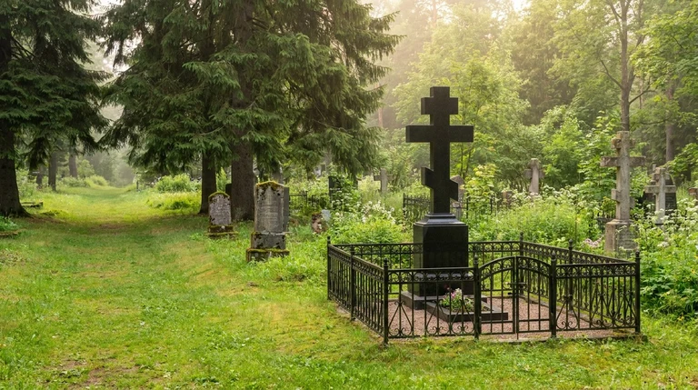 Гранитный памятник на Юдинском кладбище в посёлке Юдино, Казань