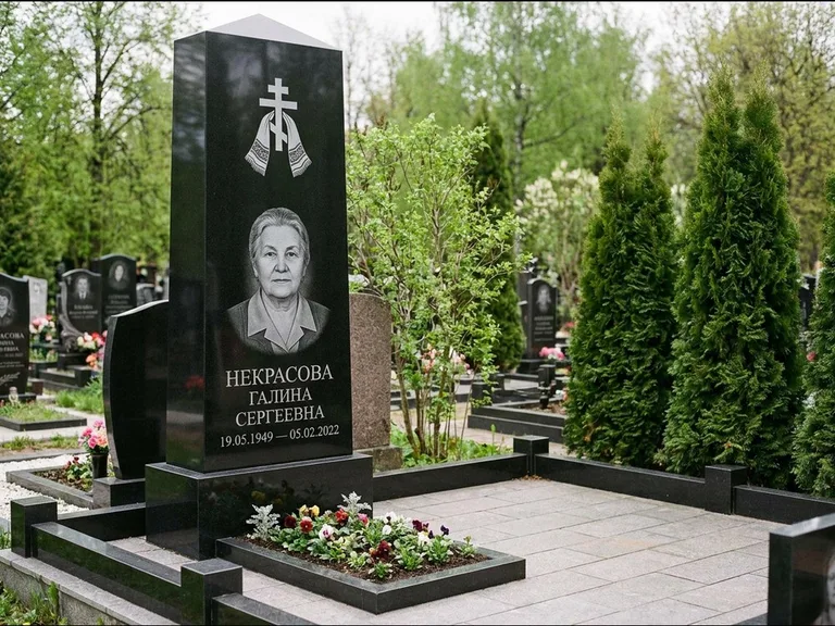 Памятник из чёрного гранита — стела-пилон с ажурным резным крестом, работа «Ерофеева» в Сургуте