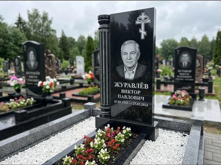 Памятник из чёрного гранита — семейный мемориал из двух стел с крестом с рушником, работа «Гущин» в Сургуте