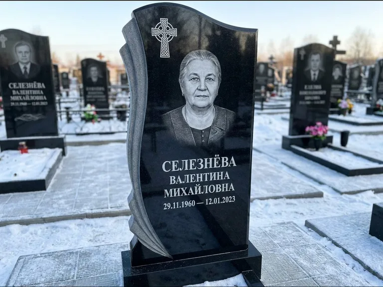 Памятник из чёрного гранита — восьмигранный обелиск с кельтским крестом, работа «Некрасова» в Сургуте