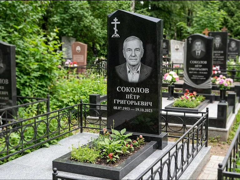 Памятник из чёрного гранита — полукруглая стела с крестом на Голгофе, работа «Журавлёв» в Сургуте