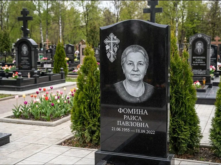 Памятник из чёрного гранита — двухцветная стела с крестом с распятием, работа «Одинцова» в Сургуте