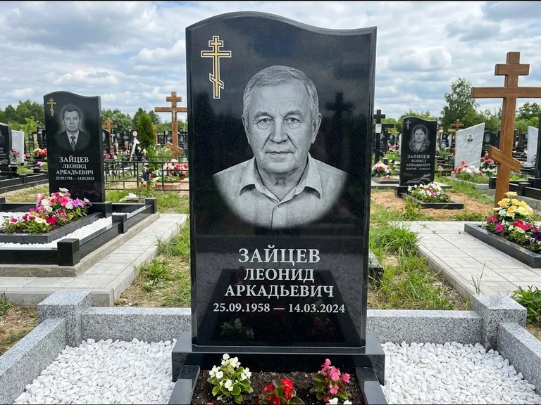 Памятник из чёрного гранита — горизонтальная семейная стела с аркой с процветшим крестом с виноградной лозой, работа «Верещагин» в Сургуте