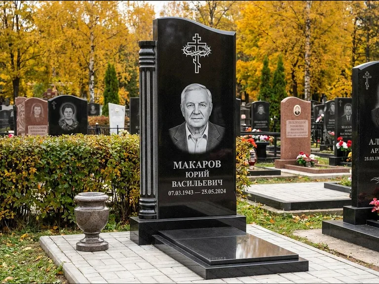 Памятник из чёрного гранита — асимметричная стела с крестом с рушником, работа «Панкратов» в Сургуте