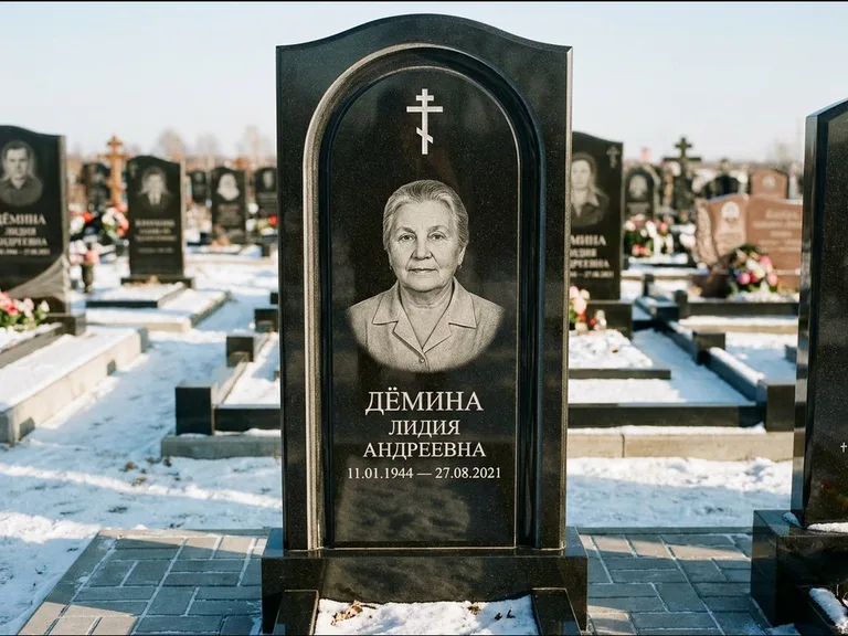 Памятник из чёрного гранита — стела-триптих с крестом с терновым венцом, работа «Ерофеева» в Сургуте