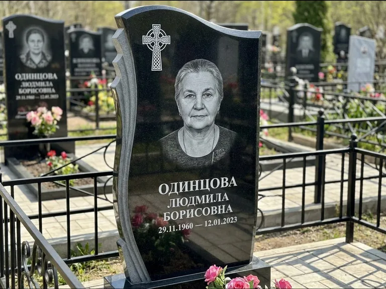 Памятник из чёрного гранита — стела с портретным овалом с кельтским крестом, работа «Савельева» в Сургуте