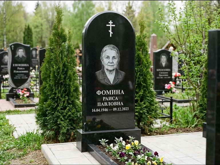 Памятник из чёрного гранита — вертикальная стела с латинским крестом, работа «Некрасова» в Сургуте