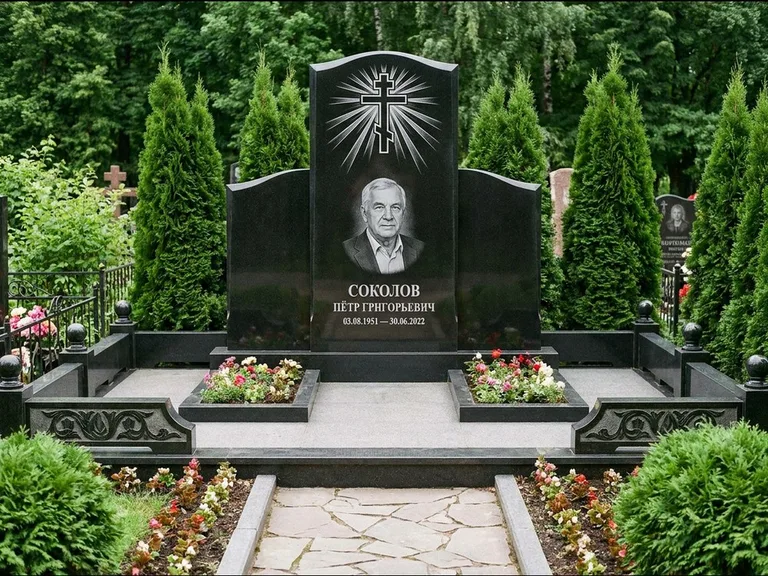 Памятник из чёрного гранита — низкая стела с крестом сбоку с золочёным крестом, работа «Верещагин» в Сургуте
