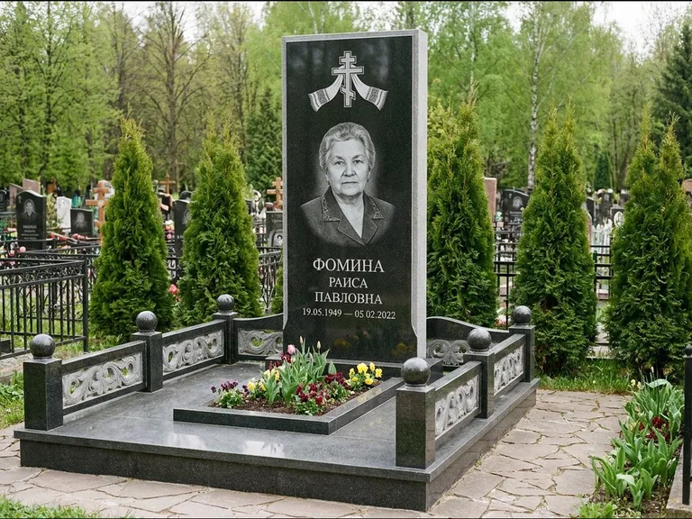 Памятник из чёрного гранита — семейный мемориал с ажурным резным крестом, работа «Мельникова» в Сургуте