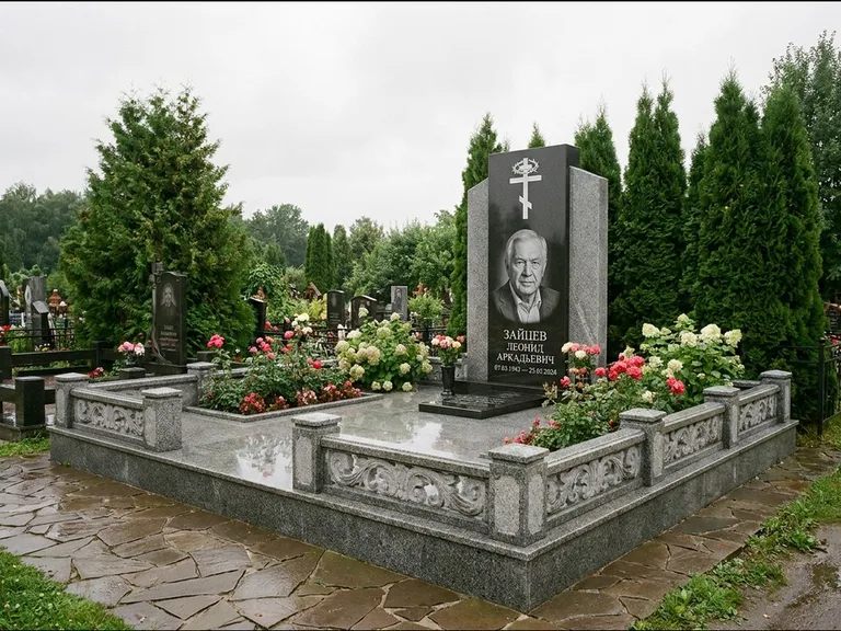 Памятник из чёрного гранита — стела с двумя портретами с крестом с рушником, работа «Богданов» в Сургуте
