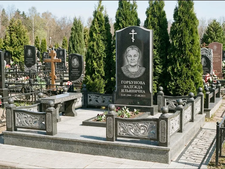 Памятник из чёрного гранита — стела с золочёным крестом с крестом с терновым венцом, работа «Селезнёва» в Сургуте