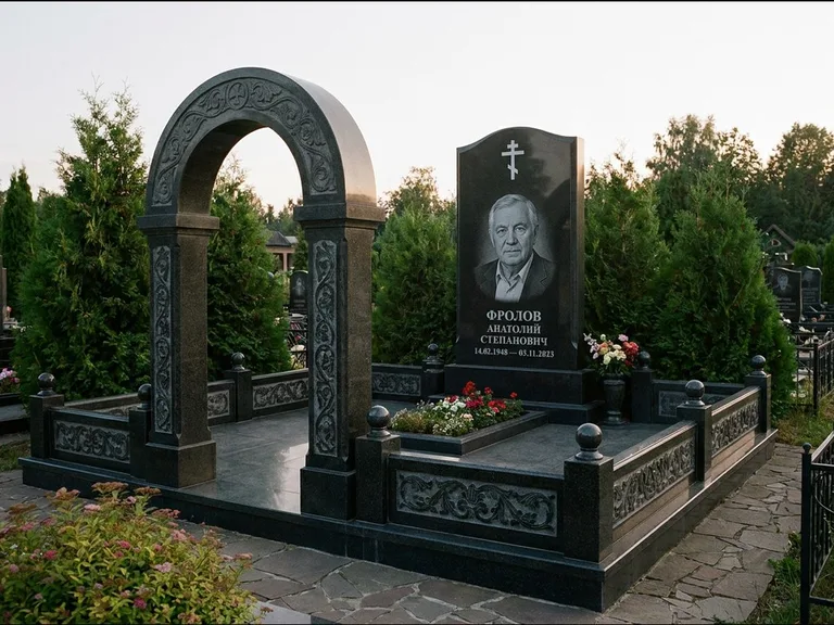 Памятник из чёрного гранита — высокая стела с процветшим крестом с православным восьмиконечным крестом, работа «Панкратов» в Сургуте