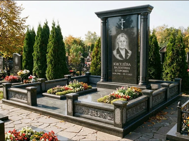 Памятник из чёрного гранита — стела с кельтским крестом с латинским крестом, работа «Ерофеева» в Сургуте