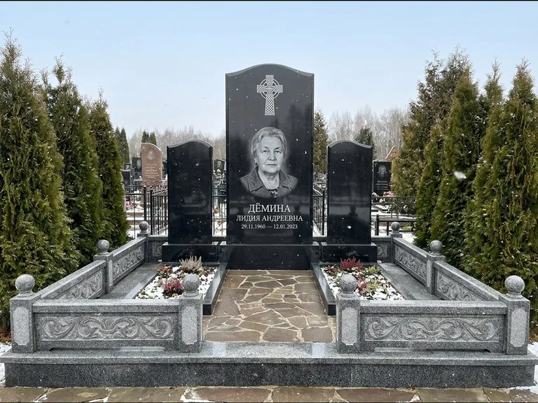Памятник из чёрного гранита — стела с крестом и ветвью с кельтским крестом, работа «Лаврентьева» в Сургуте
