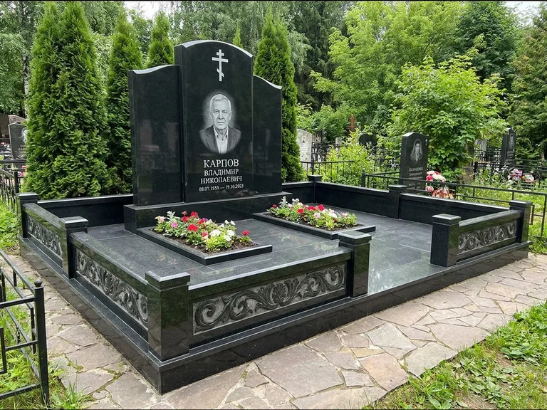 Памятник из чёрного гранита — двойная семейная стела с крестом на Голгофе, работа «Тихонов» в Сургуте